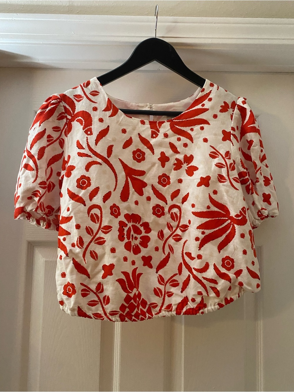 Cupcakes and Cashmere. Women’s White & Red Floral Puff-Sleeve Crop Top. Large.